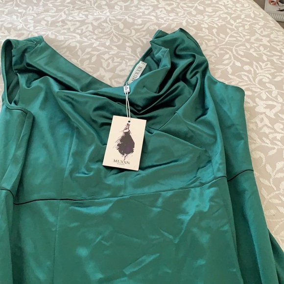 Emerald Green Evening Gown - Picture 3 of 4
